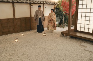 和装で彩る夜の屋内庭園 - 笑顔あふれるウェディングフォトセッション