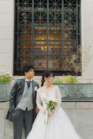 和装の屋内庭園と洋装のロケ撮影