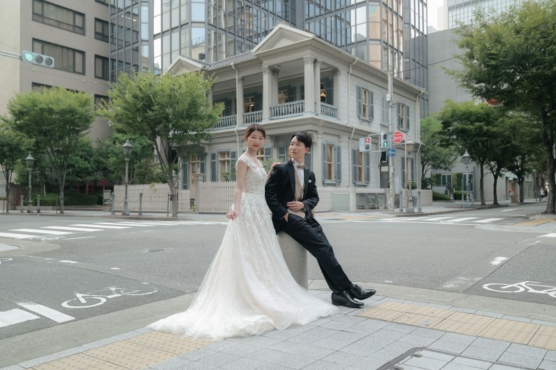 交差点の角でカジュアルでクールに