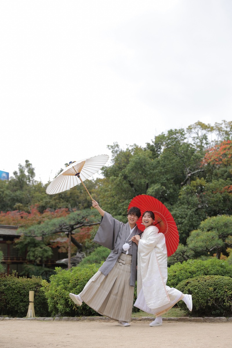 紅白の和傘を持って