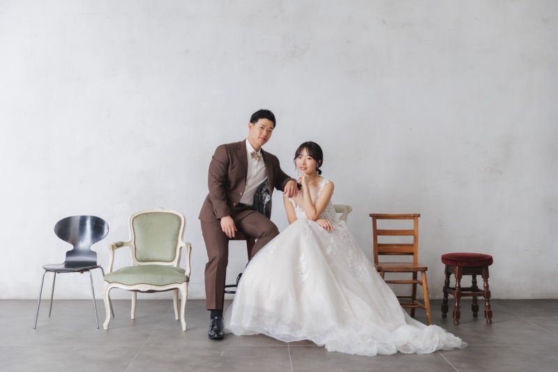 椅子に座って並んでるおふたり