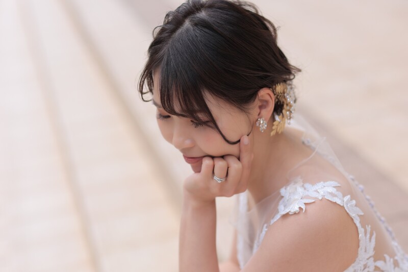 指輪がキラリ。