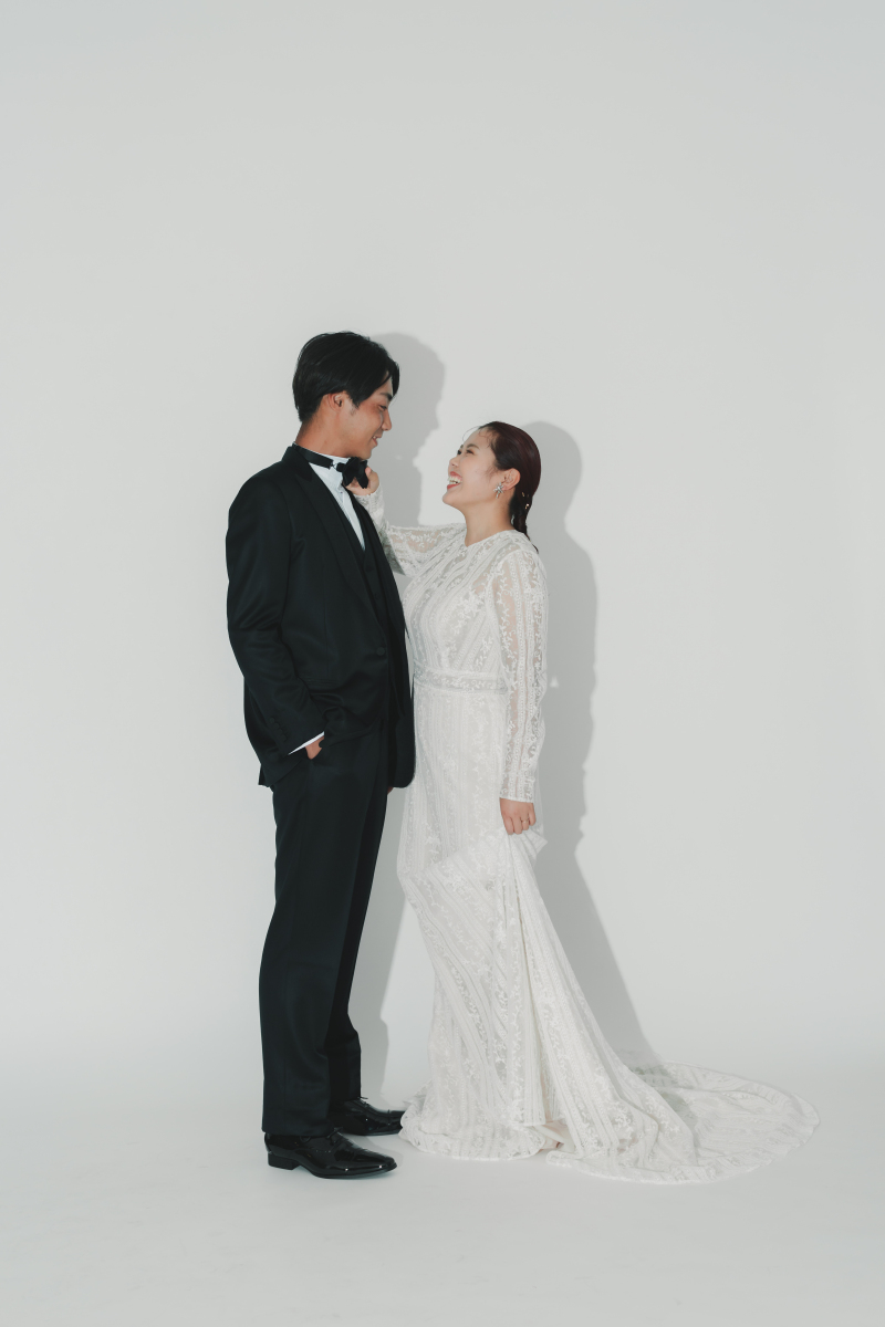 まずはシンプルな白壁背景で