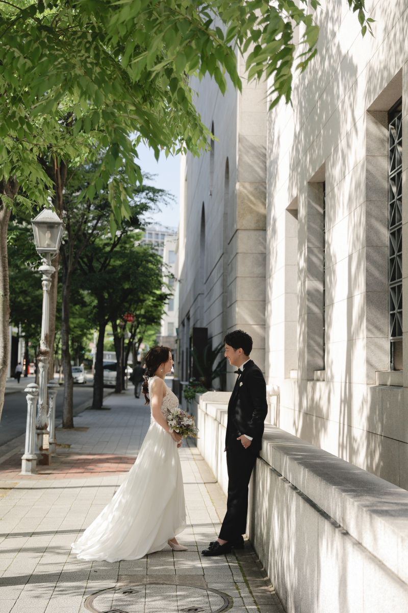 こだわりのパンプスがドレスからちらり