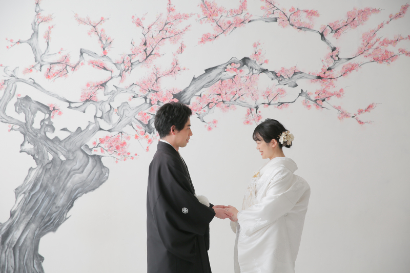 桜の木の壁の下で