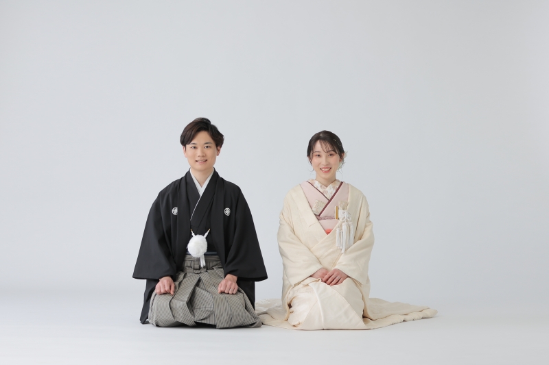 まずはシンプルな背景で正座の写真♪