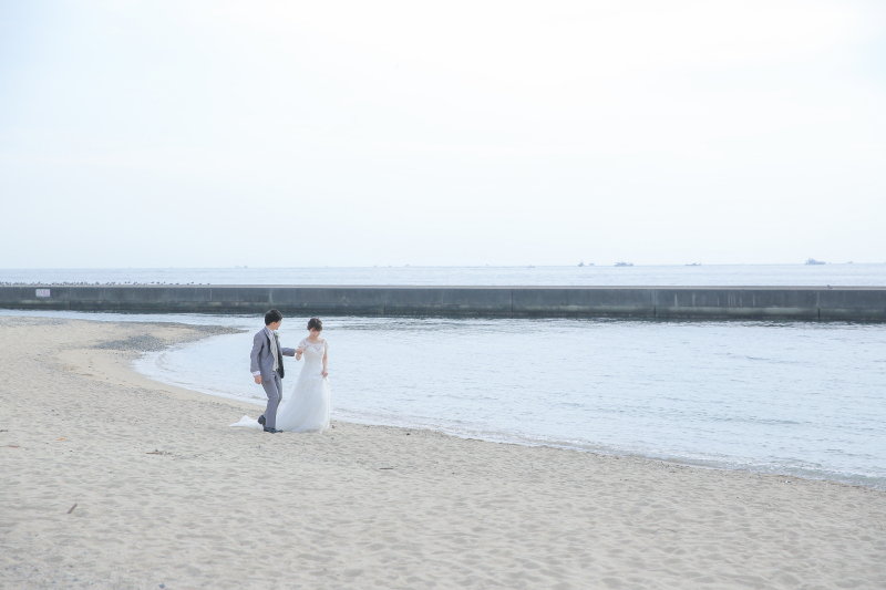 海をバックに