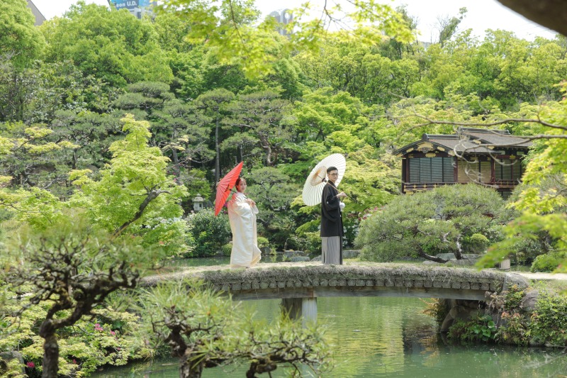 橋の上で