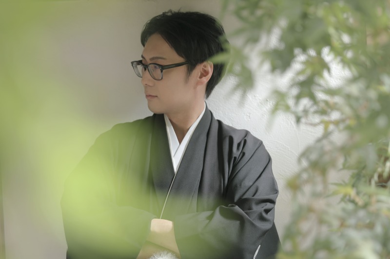 腕を組んで