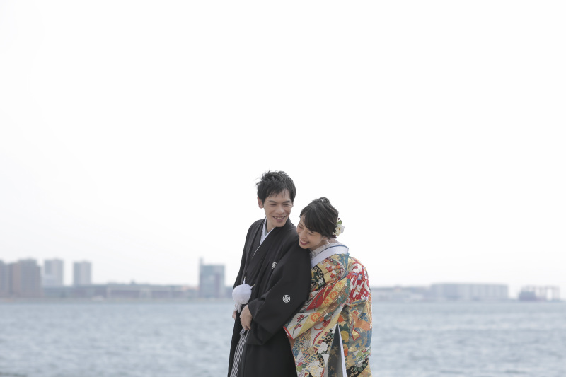 広い港をバックに！