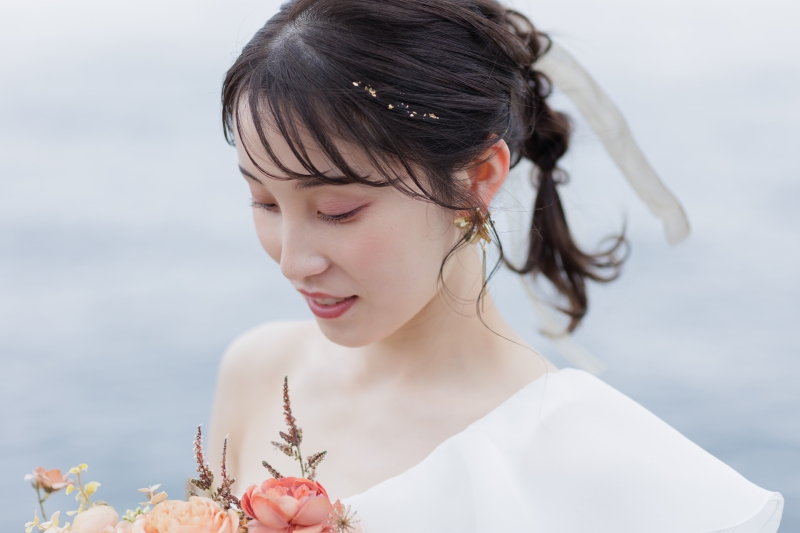 ヘアスタイルはふわふわハイポニー編み下ろし