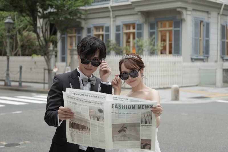 サングラスと新聞で