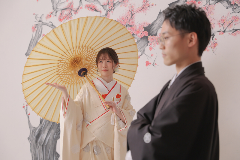 桜と和傘に包まれて