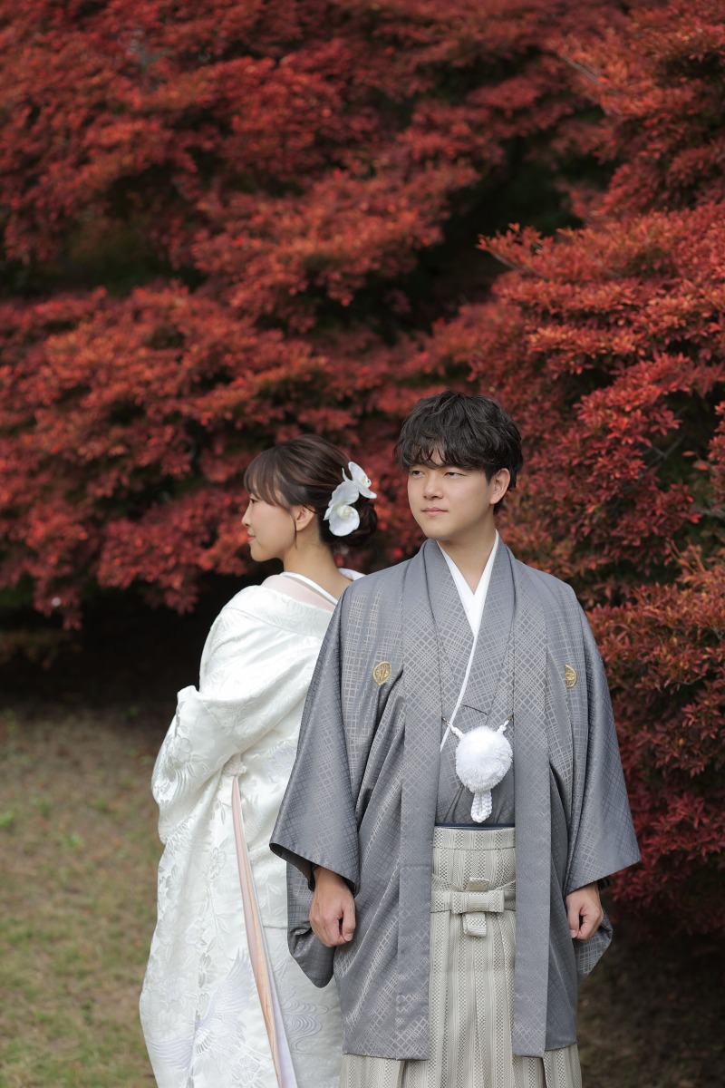 紅葉の前で