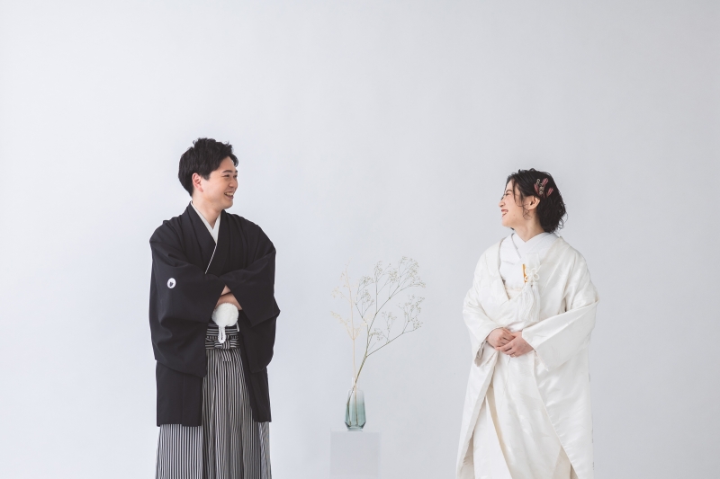 シンプルな背景にお花とお二人で