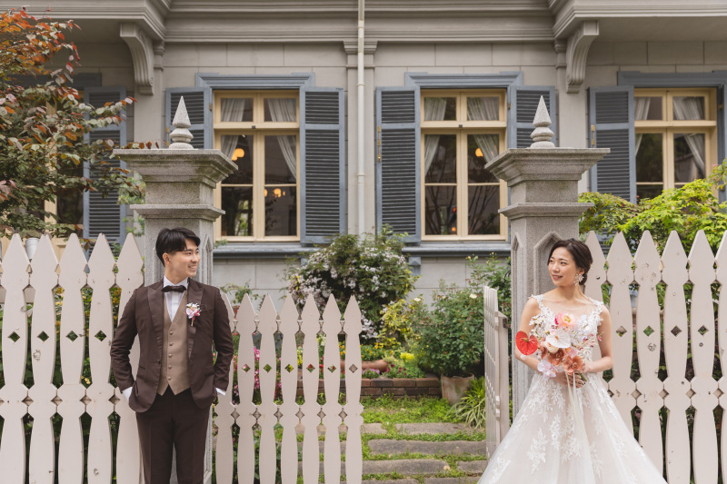 おしゃれな洋館の前で