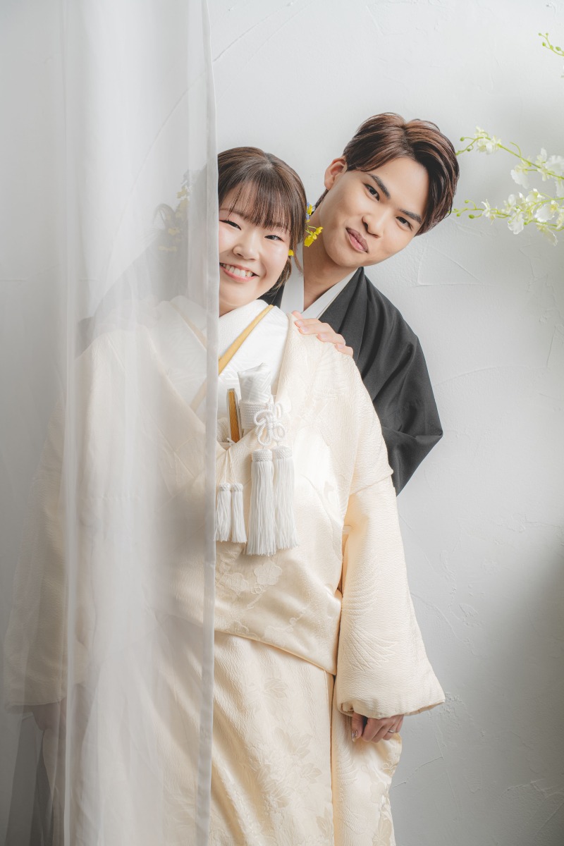 カーテンからひょっこり