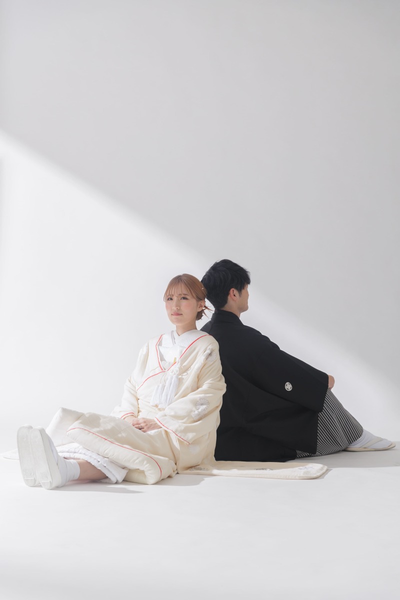背中合わせで