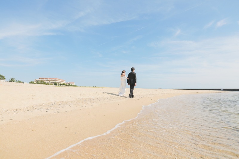 静かなビーチを二人でお散歩