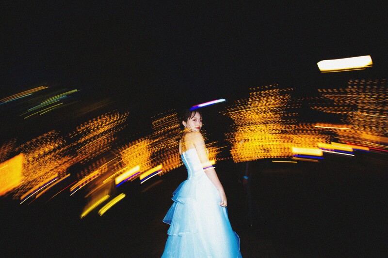 光の動きが幻想的な新婦様のソロ写真