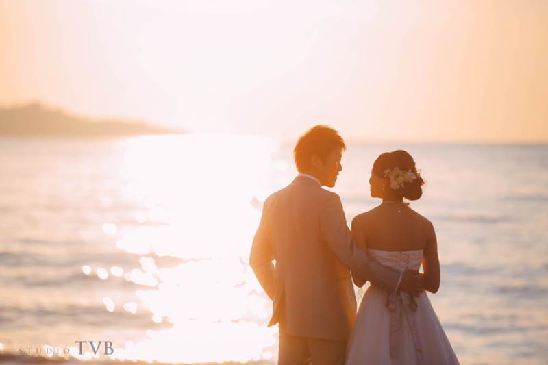 日が沈みかけ空の色がかっこいい写真。