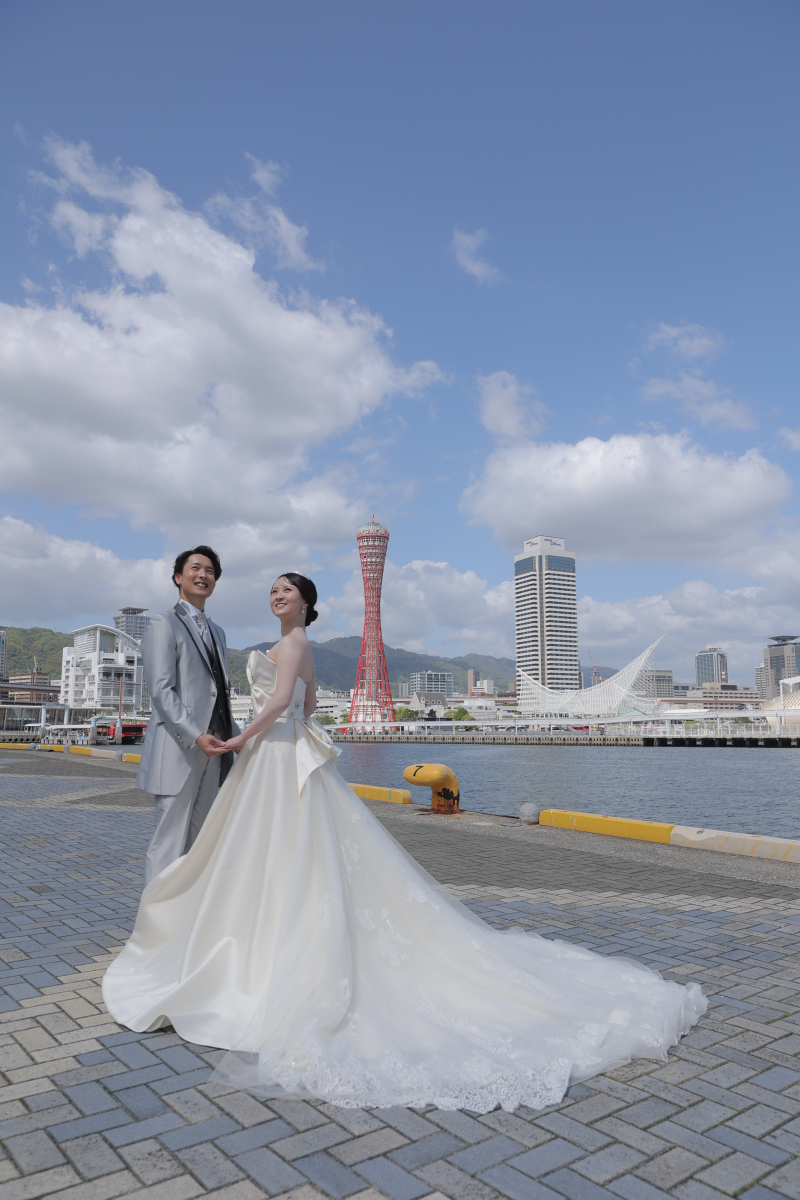 「神戸らしいお写真が欲しい」とのことだったのでポートタワーを入れつつ、新婦様のドレスのトレーンをいかし広角で撮らしていただいたお写真です。