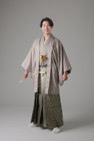 紋付袴　ベージュ紋付×金亀甲袴