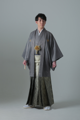 紋付袴　グレー紋付×金亀甲袴