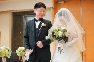 日の入る屋内庭園とチャペルで