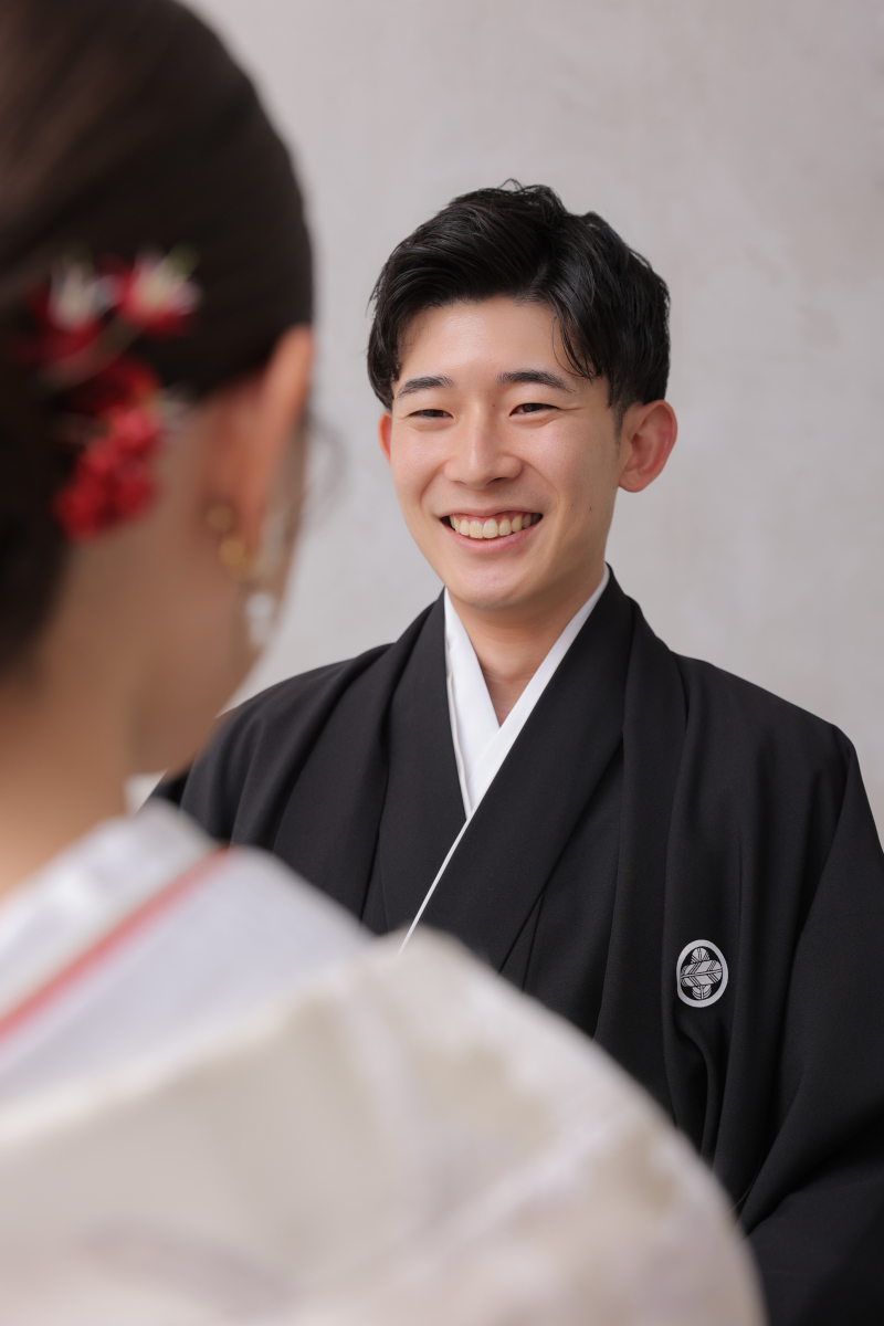 ご新婦様を見つめるご新郎様