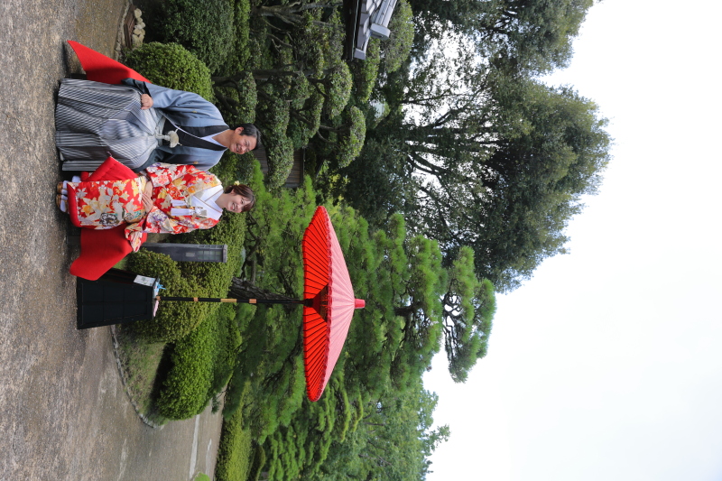 明後日の方向を向いて