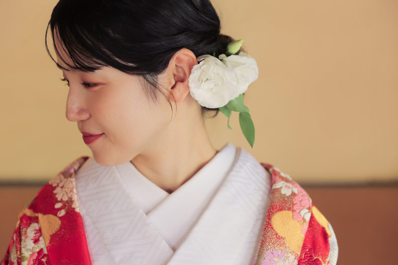 髪飾りには生花を