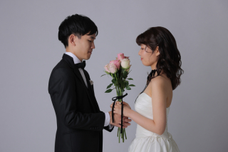 シンプルな背景で洋装撮影