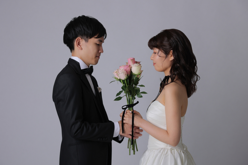 シンプルな背景で洋装撮影