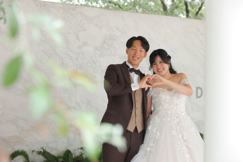 チャペルの前で