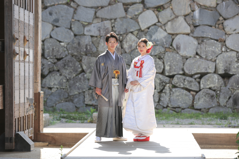 迫力ある石垣の前で。