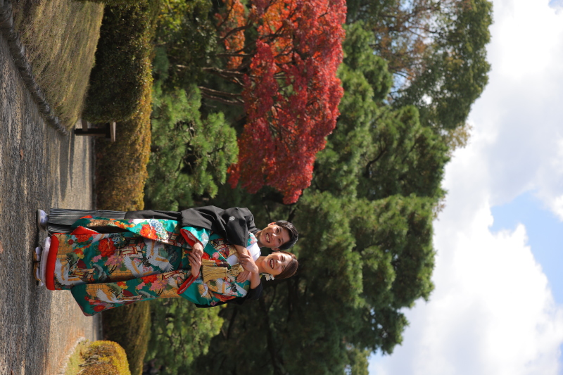 洋装はスタジオで和装は紅葉ロケで撮影してまいりました♪