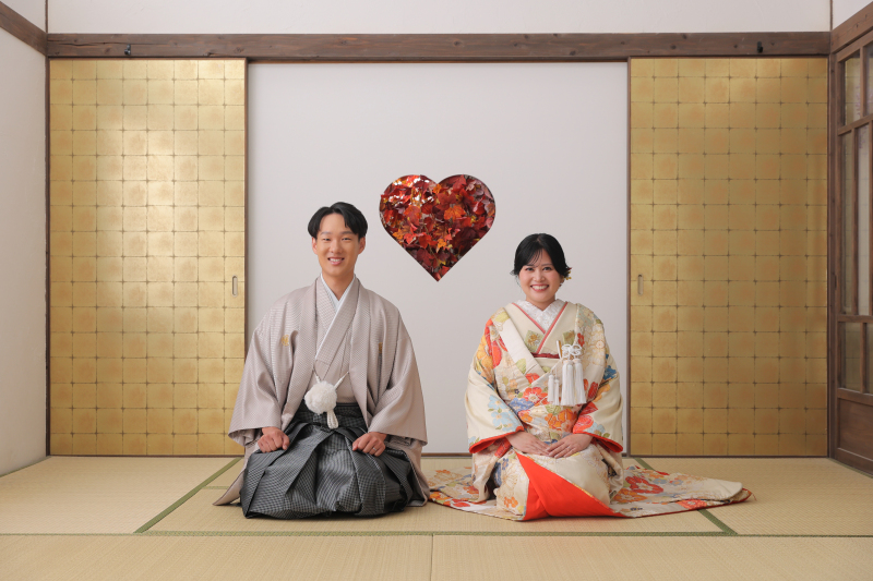 ハートの背景で正座ポーズ。