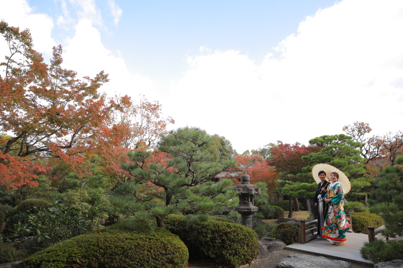 紅葉の中、相合傘
