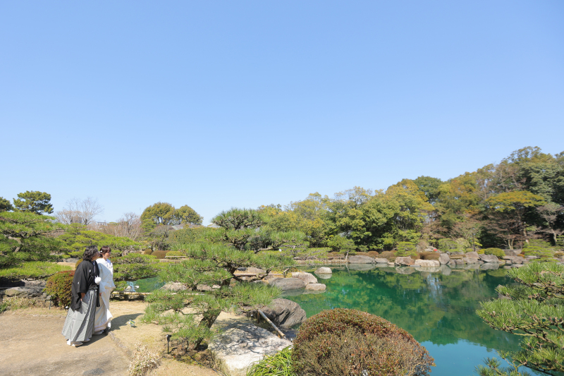 青い空とおふたりと日本庭園