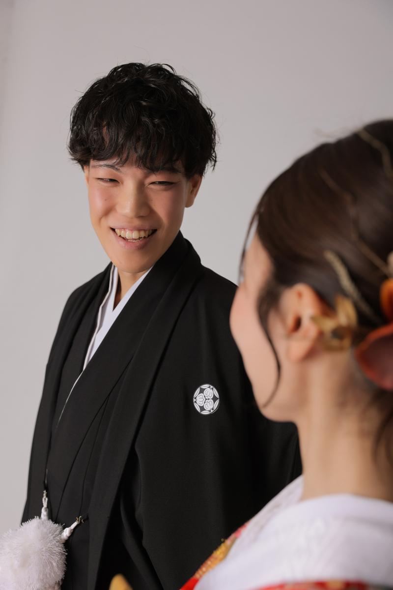 見つめ返すご新郎様