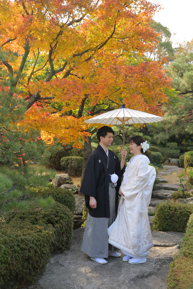 紅葉の下で相合傘