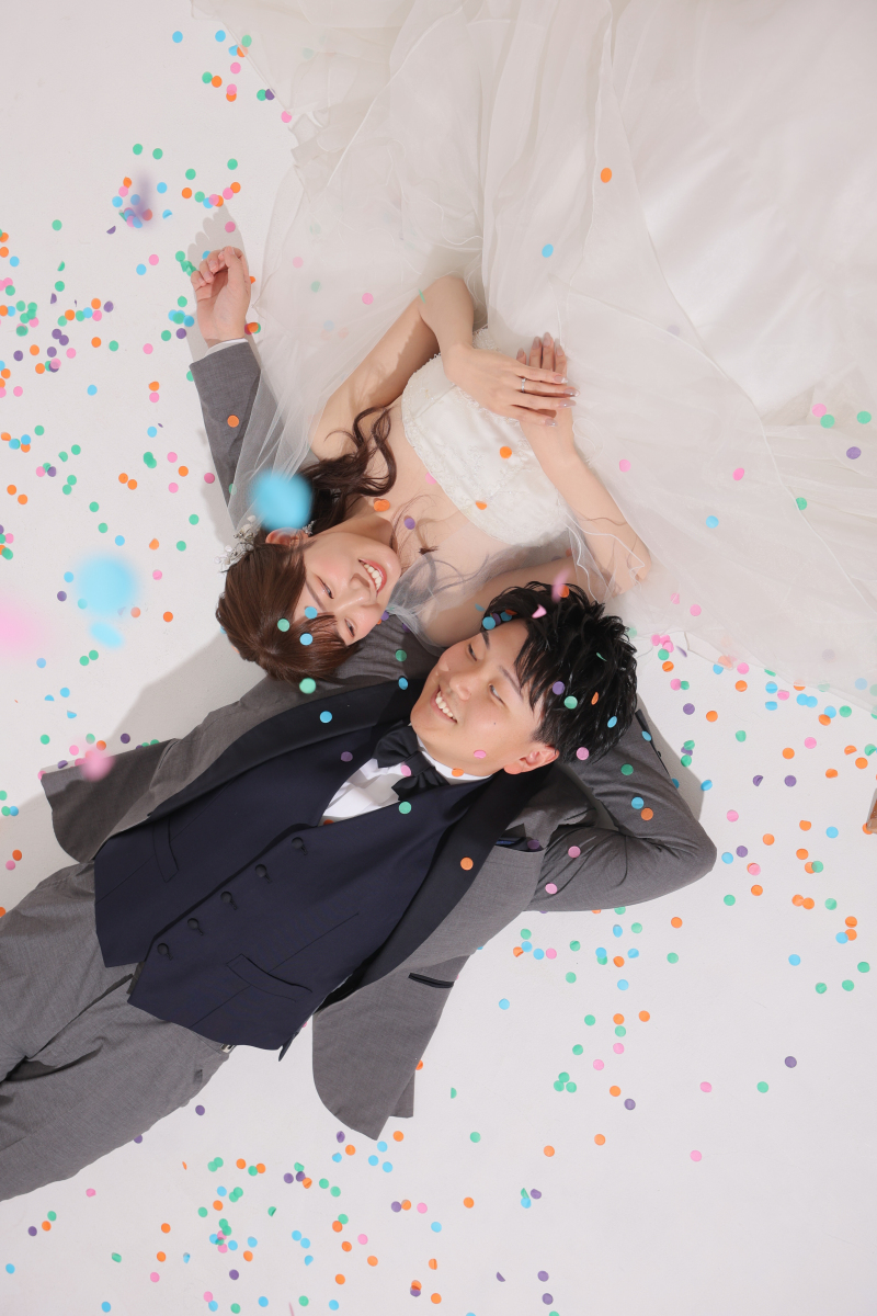 コンフェッティで寝そべりショット。