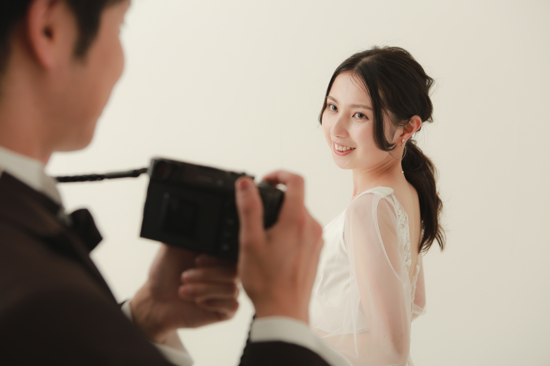 新婦様を撮る新郎様を