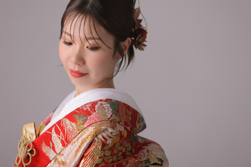 シンプルな背景でしっとりと和装