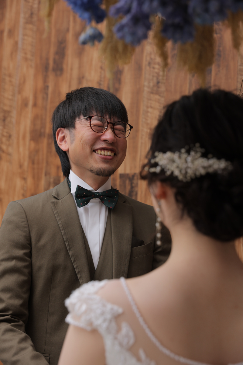 くしゃっとした表情