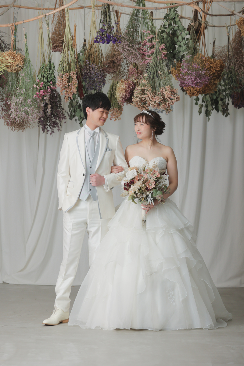 白のドレスに白のタキシード