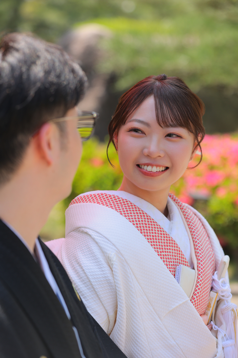 ご新郎様を見つめるご新婦様