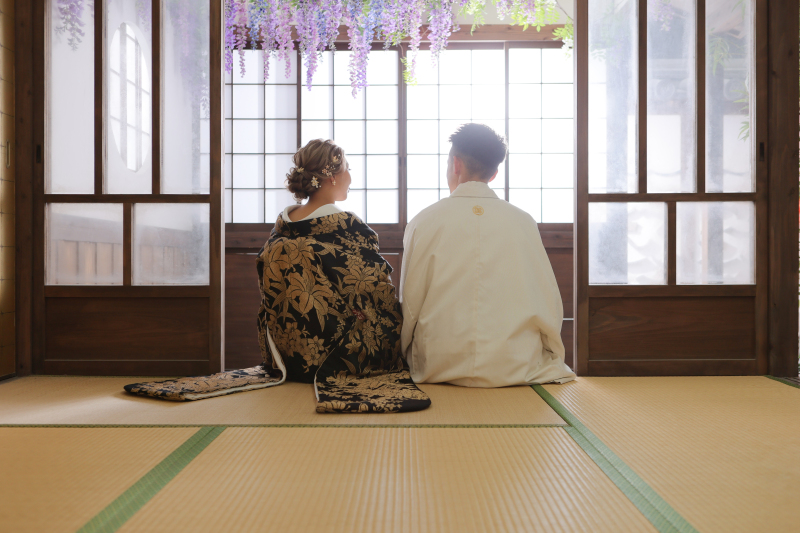 縁側での後ろ姿ショット