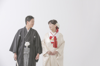 シンプルなスタジオで残す婚礼写真